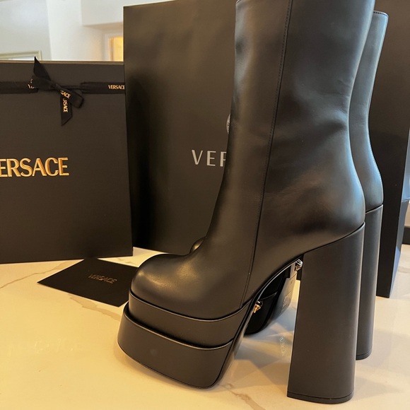 BNIB VESACE  Sleek Black Platform Boots Size 37 US 7 - Picture 8 of 12